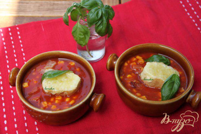 Фото приготовление рецепта: Быстрый томатный суп с кукурузой и беконом шаг №4