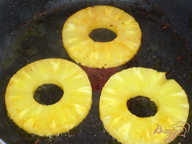 Фото приготовление рецепта: Шницель из филе индейки с ананасами шаг №2