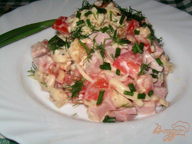 Фото приготовление рецепта: Салат из ветчины, сыра и помидор «Хит» шаг №6