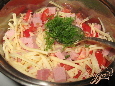 Фото приготовление рецепта: Салат из ветчины, сыра и помидор «Хит» шаг №5