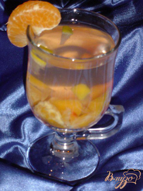 Фото приготовление рецепта: Горячий напиток из слив,мандарина и лимона. шаг №4