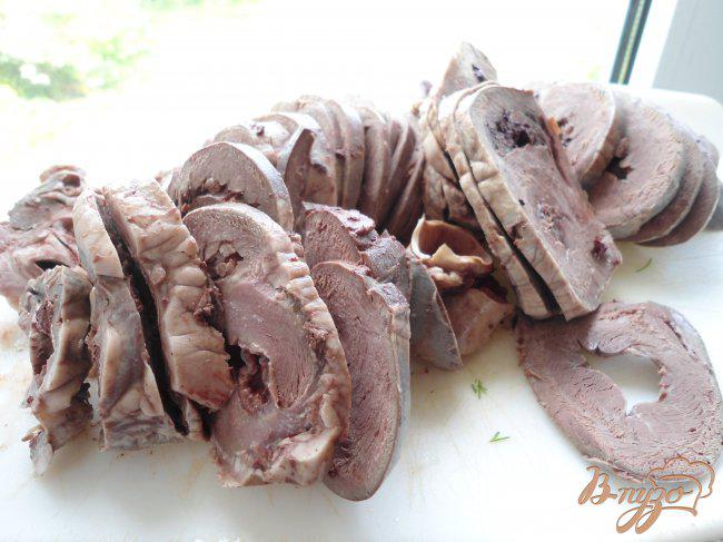 Фото приготовление рецепта: Сердце свиное, жаренное с карамелизованным луком. шаг №3