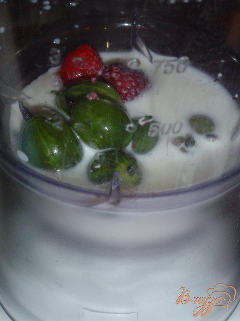 Фото приготовление рецепта: Коктейль «Молочно-фруктовое чудо» шаг №2