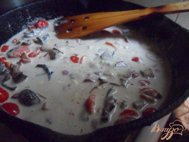 Фото приготовление рецепта: Фузилли с томатами в сырном соусе шаг №5