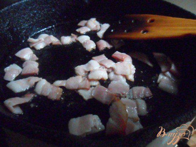 Фото приготовление рецепта: Фузилли с томатами в сырном соусе шаг №4