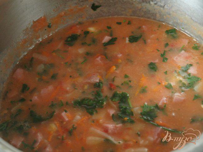 Фото приготовление рецепта: Томатный суп с лапшой и ветчиной шаг №3