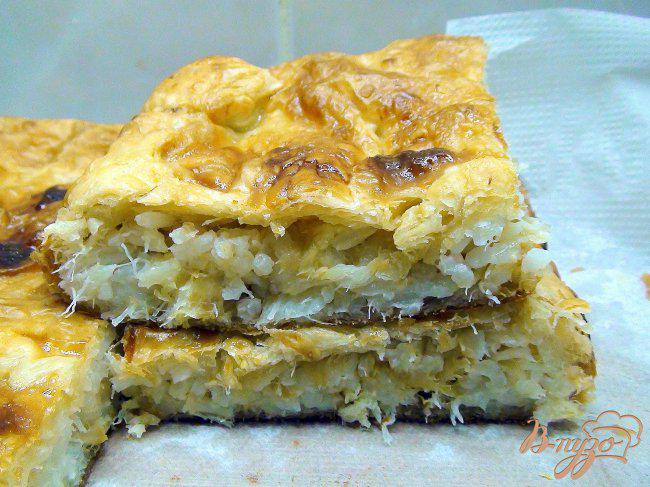 Фото приготовление рецепта: Пирог с рыбой, рисом и жареным луком. шаг №9