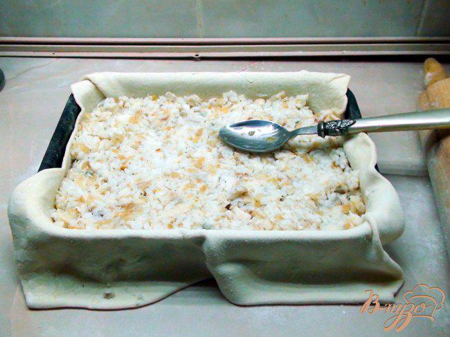 Фото приготовление рецепта: Пирог с рыбой, рисом и жареным луком. шаг №4