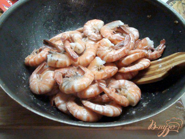 Фото приготовление рецепта: Креветки жареные с чесноком, с розовым соусом. шаг №1