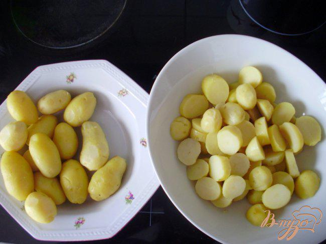 Фото приготовление рецепта: Картофельный салат с маслинами шаг №1