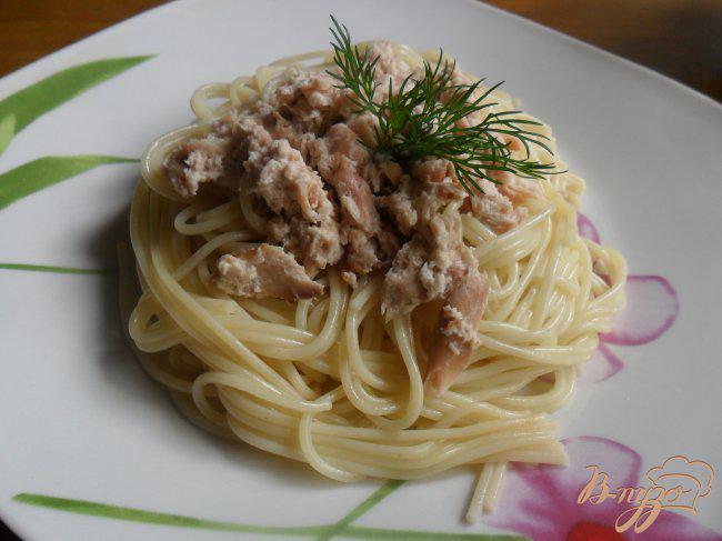 Фото приготовление рецепта: Спагетти с рыбой в сливках шаг №4