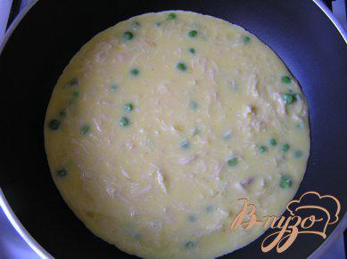 Фото приготовление рецепта: Омлет с курицей, сыром и зеленым горошком шаг №3