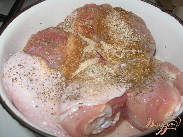 Фото приготовление рецепта: Сочная и нежная курица в пиве шаг №2