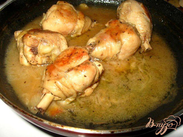 Фото приготовление рецепта: Сочная и нежная курица в пиве шаг №6
