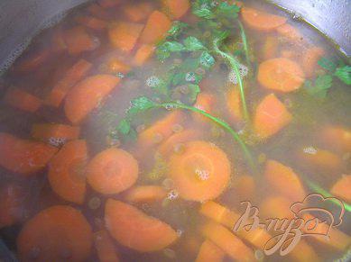 Фото приготовление рецепта: Суп-пюре из чечевицы с морковью шаг №4
