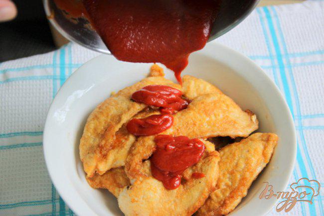 Фото приготовление рецепта: Куриные кусочки в пикантном томатном соусе шаг №4