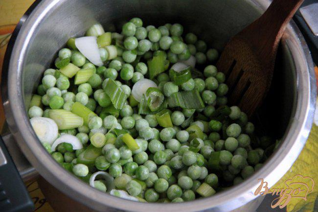 Фото приготовление рецепта: Тёплый салат из зелёного горошки и салата айсберг шаг №1