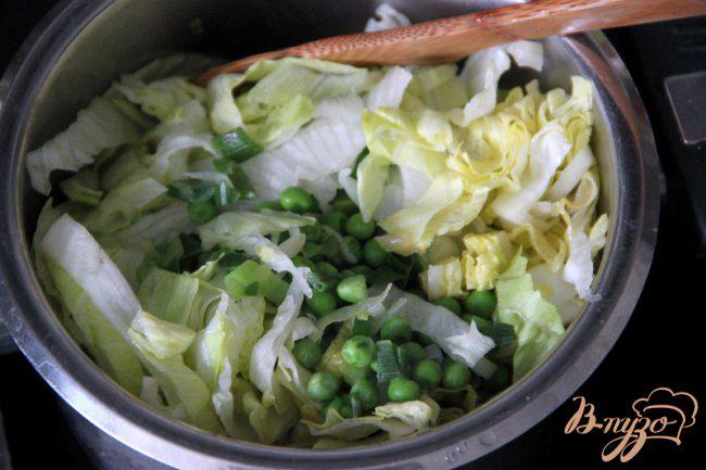 Фото приготовление рецепта: Тёплый салат из зелёного горошки и салата айсберг шаг №3