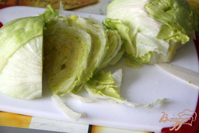 Фото приготовление рецепта: Тёплый салат из зелёного горошки и салата айсберг шаг №2