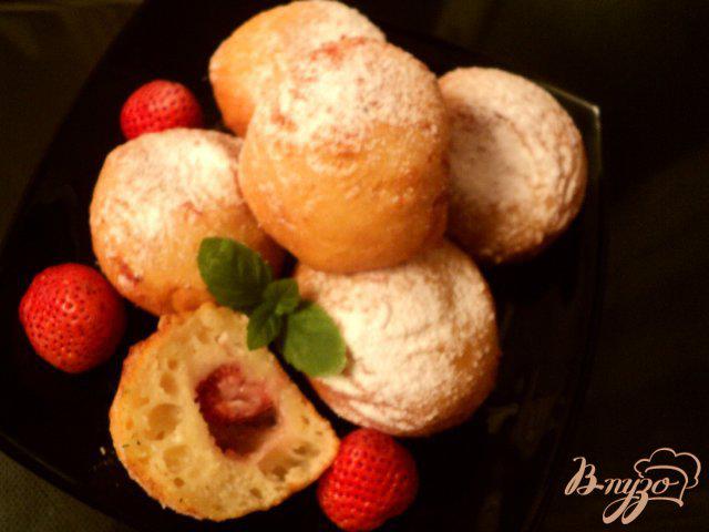 Фото приготовление рецепта: Творожные пончики с клубникой. шаг №8