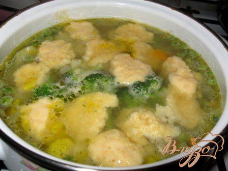 Фото приготовление рецепта: Суп с сырными клецками и овощами шаг №6