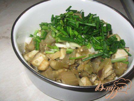 Фото приготовление рецепта: Салат с баклажанами и зеленым горошком «Ирина» шаг №4