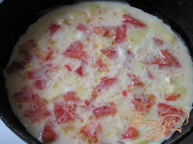Фото приготовление рецепта: Омлет с сыром и помидорами шаг №2