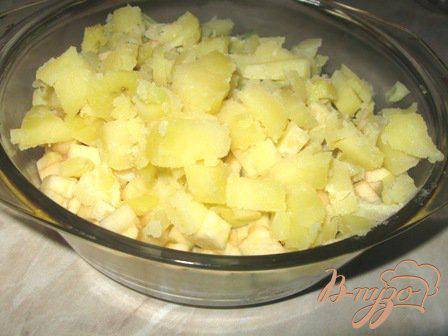 Фото приготовление рецепта: Салат с копченой куриной грудкой «Чешский» шаг №6