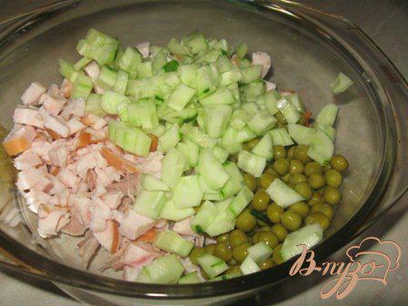 Фото приготовление рецепта: Салат с копченой куриной грудкой «Чешский» шаг №4