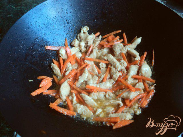 Фото приготовление рецепта: Салат с курицей в апельсиновом соусе шаг №6