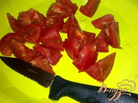 Фото приготовление рецепта: Салат с айсбергом, помидорами и моцарелой шаг №3