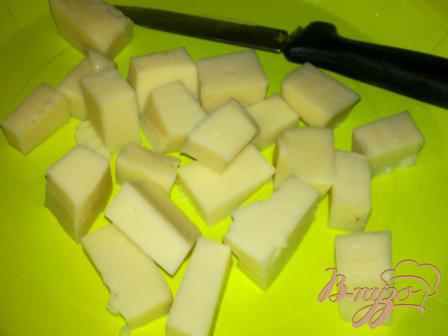 Фото приготовление рецепта: Салат с айсбергом, помидорами и моцарелой шаг №4