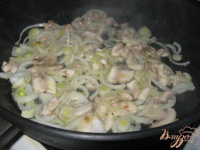 Фото приготовление рецепта: Тёплый салат с картофелем «Лето в деревне» шаг №5