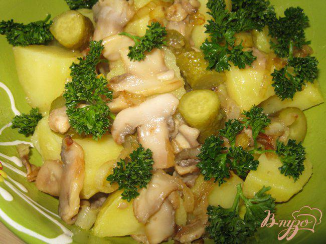 Фото приготовление рецепта: Тёплый салат с картофелем «Лето в деревне» шаг №8