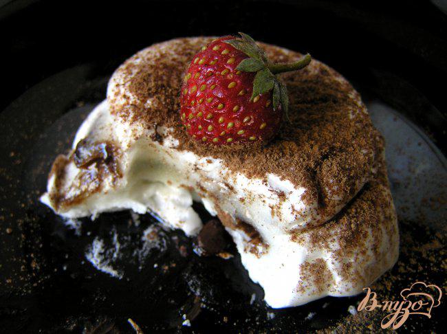 Фото приготовление рецепта: Десерт «Облака» с шоколадными каплями шаг №4