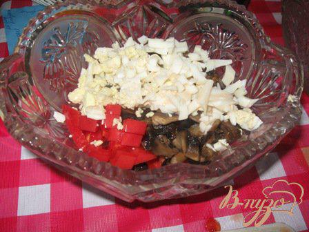 Фото приготовление рецепта: Салат из помидор и салями «Охотничий» шаг №2