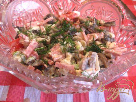Фото приготовление рецепта: Салат из помидор и салями «Охотничий» шаг №4