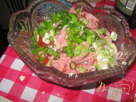 Фото приготовление рецепта: Салат из помидор и салями «Охотничий» шаг №3