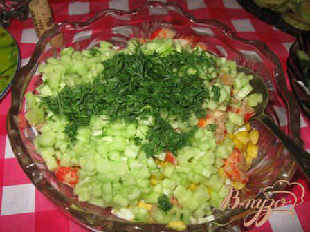 Фото приготовление рецепта: Салат с раковыми шейками. шаг №1