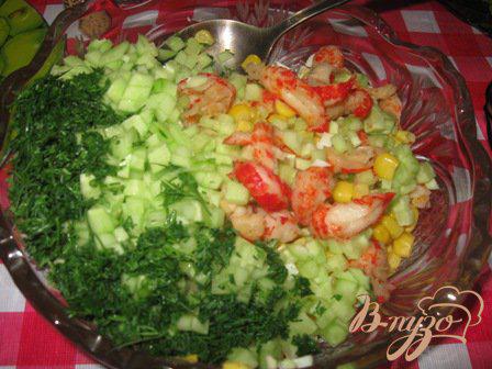 Фото приготовление рецепта: Салат с раковыми шейками. шаг №2
