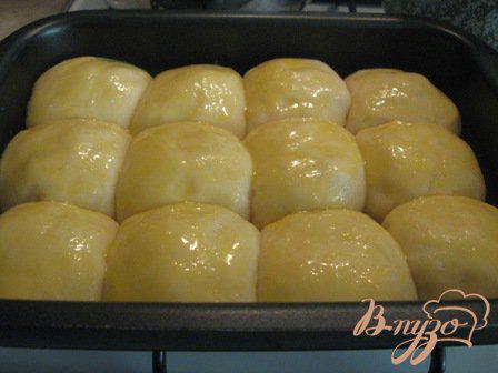 Фото приготовление рецепта: Сдобные булочки с абрикосами шаг №4
