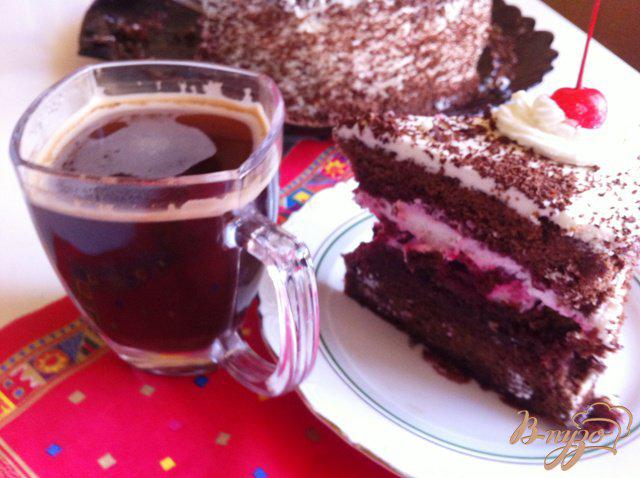 Фото приготовление рецепта: Шварцвальдский вишневый торт («Черный лес») шаг №19