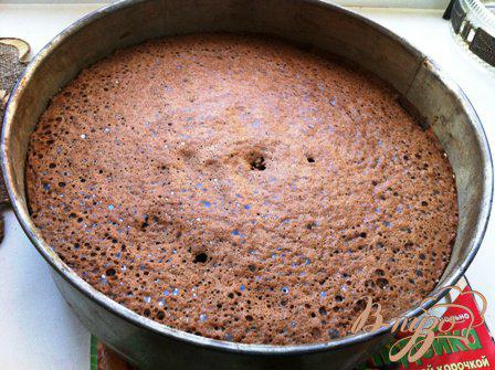 Фото приготовление рецепта: Шварцвальдский вишневый торт («Черный лес») шаг №6