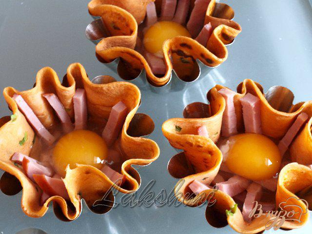 Фото приготовление рецепта: Яичница с ветчиной в томатных блинчиках для любимого шаг №2