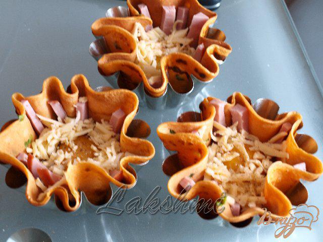 Фото приготовление рецепта: Яичница с ветчиной в томатных блинчиках для любимого шаг №3