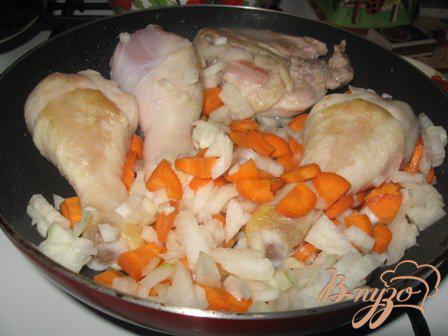 Фото приготовление рецепта: Курица с фасолью в томатно-чесночном соусе. шаг №2