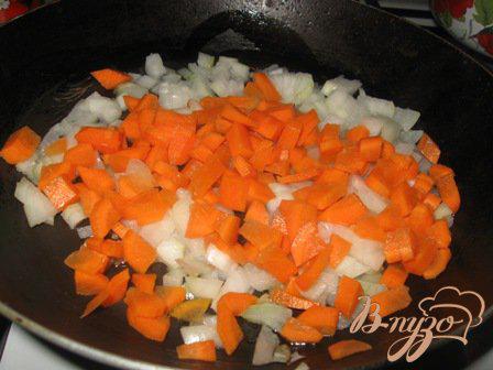 Фото приготовление рецепта: Сырный суп с цветной капустой и брокколи шаг №2