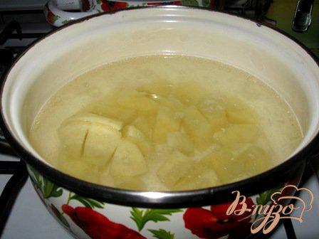 Фото приготовление рецепта: Сырный суп с цветной капустой и брокколи шаг №1