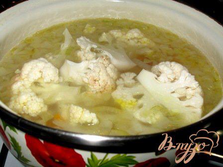 Фото приготовление рецепта: Сырный суп с цветной капустой и брокколи шаг №4