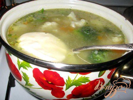 Фото приготовление рецепта: Сырный суп с цветной капустой и брокколи шаг №6
